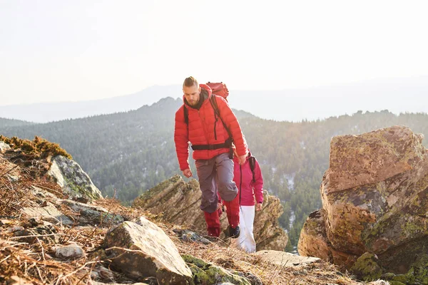 Mann Mit Frau Klettert Auf Hang Mit Bergen Hintergrund — Stockfoto