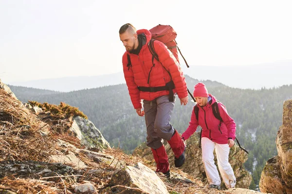 Mann Mit Frau Klettert Auf Hang Mit Bergen Hintergrund — Stockfoto