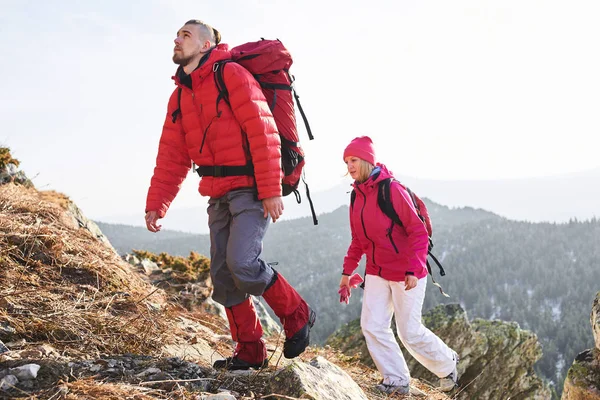 Mann Mit Frau Klettert Auf Hang Mit Bergen Hintergrund — Stockfoto