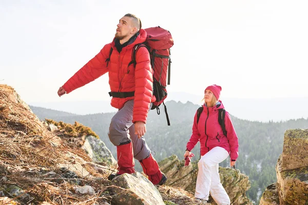 adam arka plan üzerinde Dağları ile yamaç tırmanışı kadınla 