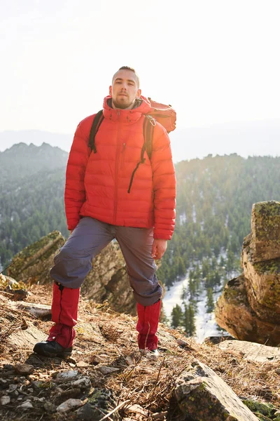 Backpacker Red Jacket Rucksack Climbing Slope Mountains Background — Stock Photo, Image