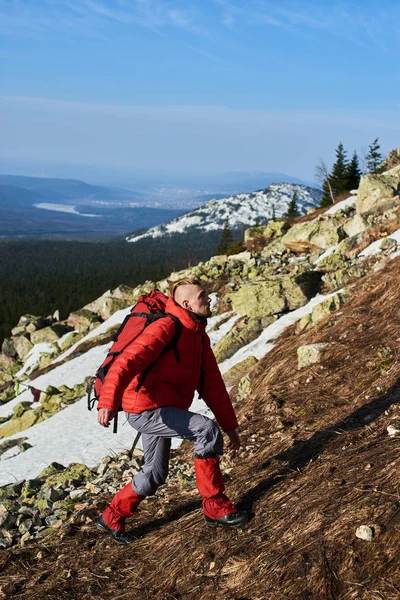 Backpacker Red Jacket Rucksack Climbing Slope Mountains Background — Stock Photo, Image