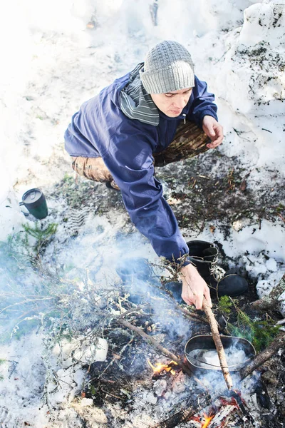 Hombre Olla Hirviendo Con Agua Hoguera Bosque —  Fotos de Stock