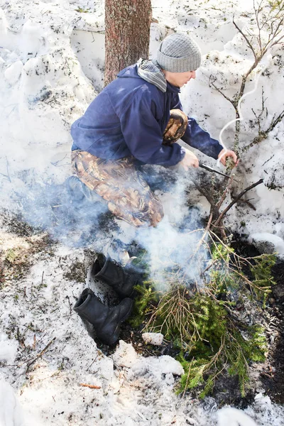 Piłowanie Drewna Małych Piły Nad Ognisko Zbliżenie Trasa Koncepcja Człowieka — Zdjęcie stockowe