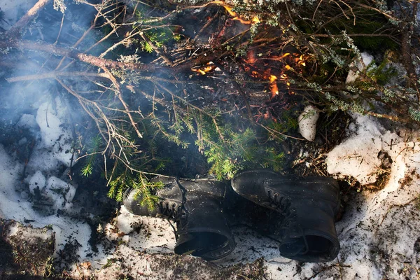 Backpacker Stövlar Nära Brännande Och Glödande Grenar Bål Närbild — Stockfoto