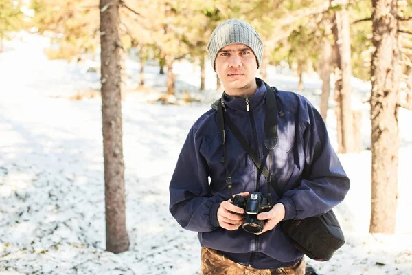 Turista Masculino Con Ropa Abrigo Con Cámara Las Manos Pie — Foto de Stock