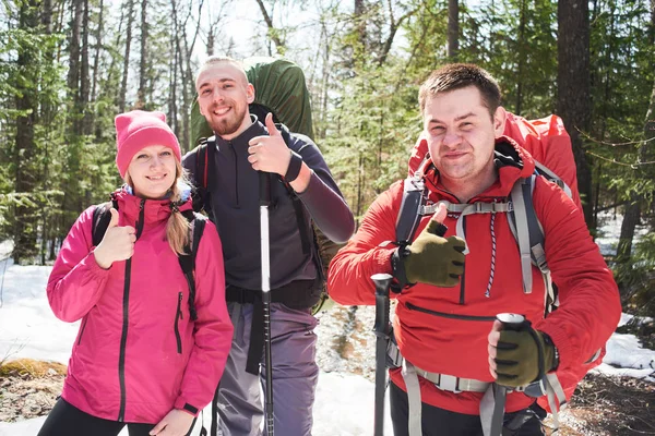 Grupo Turistas Sonrientes Mochileros Con Mochilas Que Muestran Los Pulgares — Foto de Stock