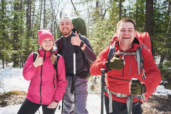 Group Smiling Tourists Backpackers Rucksacks Showing Thumbs While Standing Forest — Stock Photo, Image