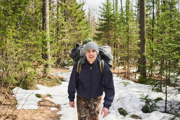 Excursionista Ropa Abrigo Con Mochila Caminando Bosque Primavera Concepto Caminata — Foto de Stock