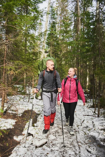 Erkek ve kadın turist birbirlerine bahar ormanda yürürken arıyorsunuz 