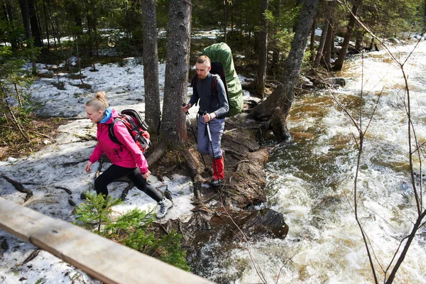 yürüyüşçü orman içinde akan nehri yakınında güneşli gün ayakta Turistik arka çantalar ile