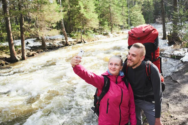 Tourist Couple Love Taking Selfies Smartphone Flowing River Forest — Stock Photo, Image