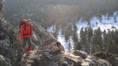  dağın tepesinde güneşli gün tırmanma kadın adamla 