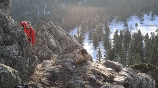 Homem Com Mulher Escalando Topo Montanha Dia Ensolarado — Vídeo de Stock