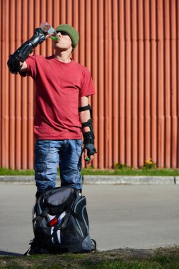 adam ekipman içme suyu şişe kırmızı duvara 