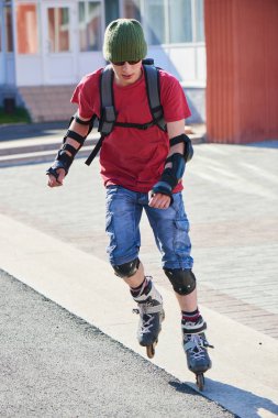 adam açık merdivenlerde hile yaparak silindirler üzerinde 