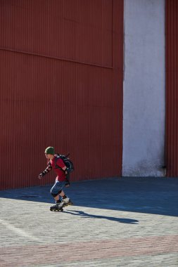 adam tekerlekli paten kaldırım üzerinde sürme