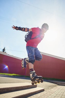 adam açık merdivenlerde hile yaparak silindirler üzerinde 