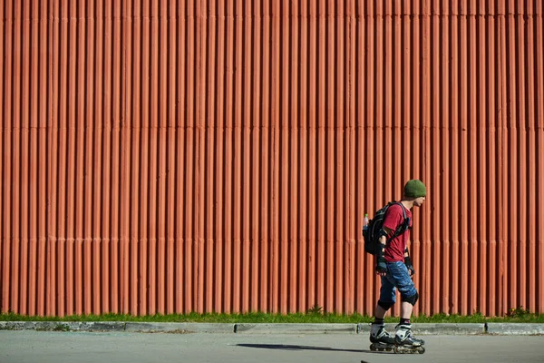 Skater Backpack Equipment Riding Roller Skates Red Building Background — Stock Photo, Image