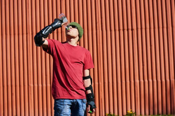 adam ekipman içme suyu şişe kırmızı duvara 