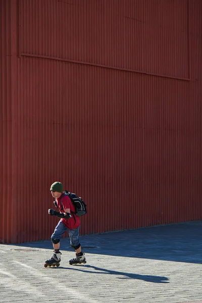 Man Riding Roller Skates Pavement — Stock Photo, Image