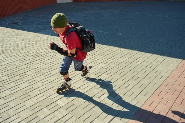 adam tekerlekli paten kaldırım üzerinde sürme