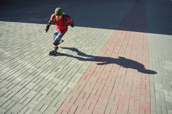 Man Riding Roller Skates Pavement — Stock Photo, Image