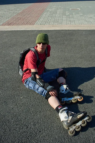 Porträtt Man Roller Skating Sitter Trottoaren — Stockfoto