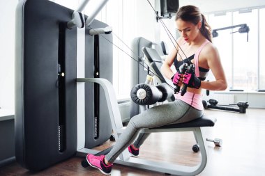 Sırt vasıl jimnastik salonu ip makinede egzersiz yaparak genç fitness eğitmeni 