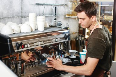 barista kahve makinesi kapuçino hazırlarken kullanarak 
