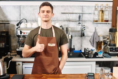 Garson üniforma gösteren başparmak duran adlı kafe barda 