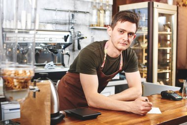 barista adam işyeri dururken beyaz kağıda not alma 