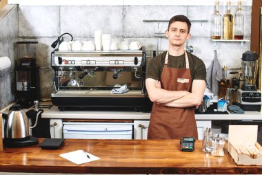 çapraz kolları kafede işyerinde ayakta olan erkek garson