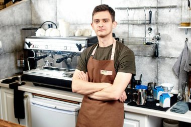 üniformalı garson ayakta adlı bar-kafede 