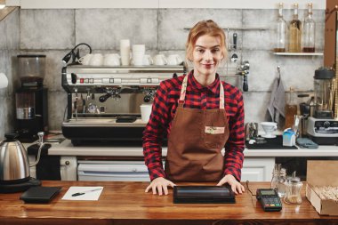 çekici barista kahve dükkanında işyerinde Tablet PC'yi kullanma 