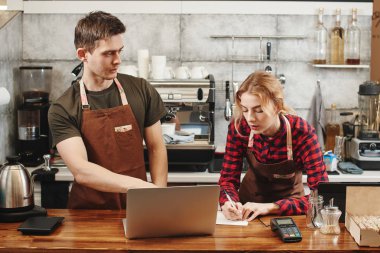 barista kahve dükkanında onu öğretim sırasında notlar alarak stajyer