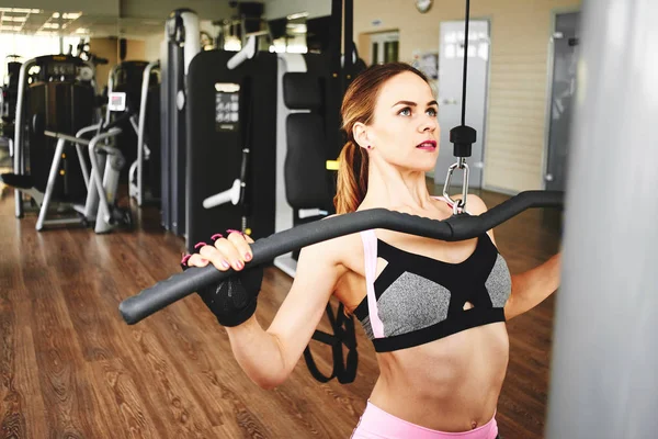 Hermosa Mujer Usando Poleas Para Tonificar Los Músculos Gimnasio — Foto de Stock