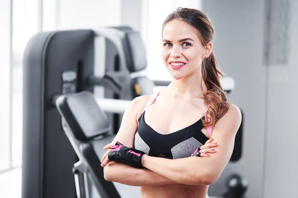 Atractiva Mujer Con Brazos Cruzados Pie Gimnasio —  Fotos de Stock