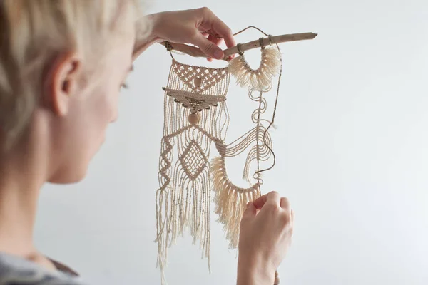 Vrouw Maken Doek Van Draden Macrame Decoratie Concept — Stockfoto