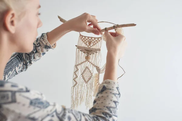 Vrouw Maken Doek Van Draden Macrame Decoratie Concept — Stockfoto