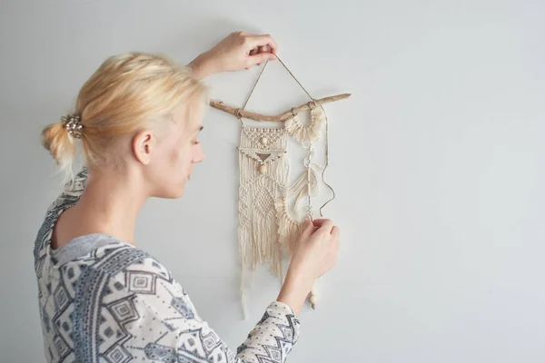 妇女制作的线帆布 流苏装饰概念 — 图库照片