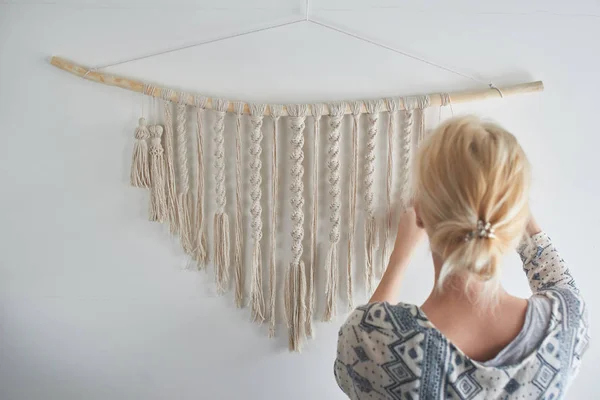 Blonde Vrouw Maken Doek Van Draden Macrame Concept — Stockfoto