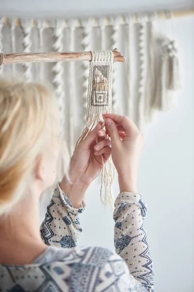 Kobieta Blonde Tkania Element Dekoracji Frędzla Hobby Kobiece Kobieta Koncepcja — Zdjęcie stockowe