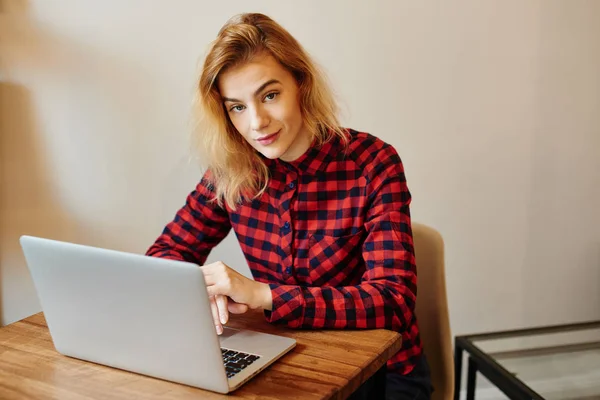 Młoda Blondynka Kobieta Siedzi Przy Stole Laptopa Kawiarni — Zdjęcie stockowe