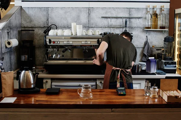 Visão Traseira Barista Trabalhando Com Máquina Café Café — Fotografia de Stock