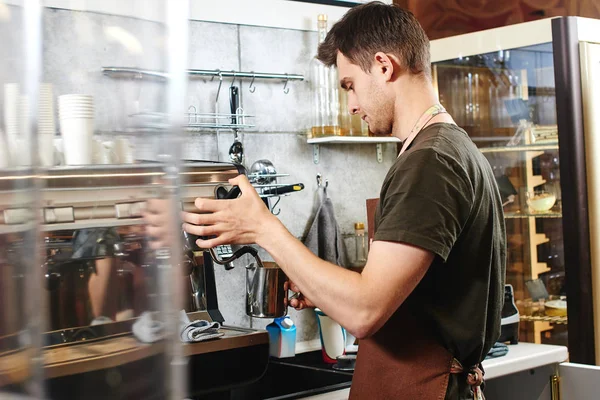 Barista Schürze Mit Kaffeemaschine Bei Der Zubereitung Von Milch Für — Stockfoto