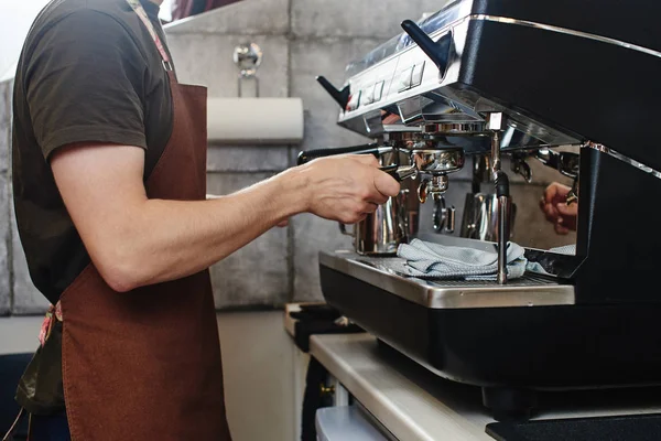 Barista Usando Máquina Café Enquanto Prepara Cappuccino — Fotografia de Stock