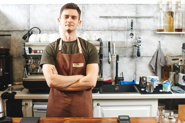 çapraz kolları kafede işyerinde ayakta olan erkek garson