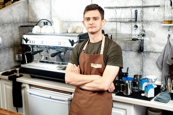 üniformalı garson ayakta adlı bar-kafede 