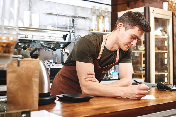 Barista Hombre Tomando Notas Papel Blanco Mientras Está Pie Lugar —  Fotos de Stock